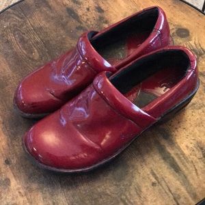 Vibrates and maroon colored shoes pics show use